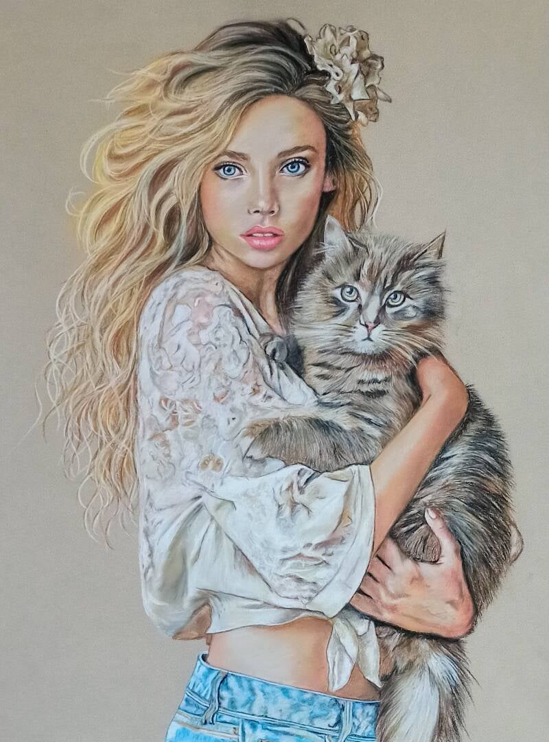 La ragazza e il guardiano grigio - ritratto di donna con gatto grigio a pelo lungo, pastello soft su carta