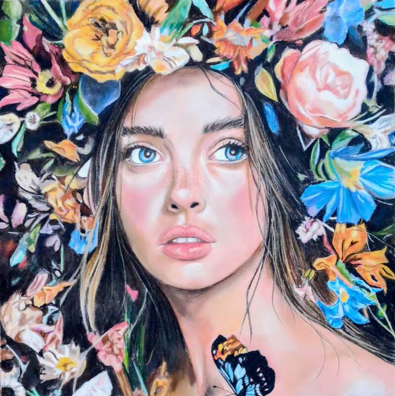 Blooming Queen - ritratto di donna occhi azzurri con corona di fiori multicolore e farfalla blu, pastello soft