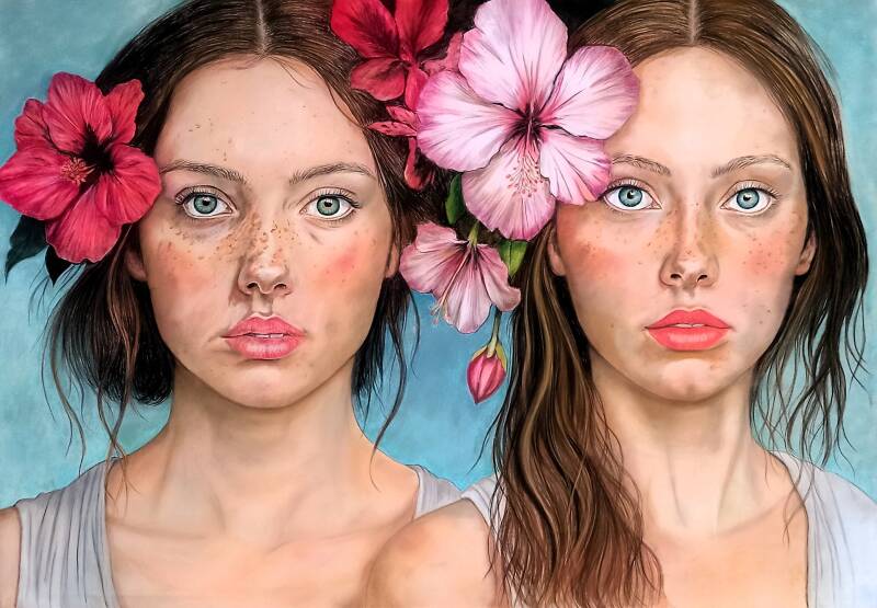 Tra petali e somiglianze - doppio ritratto di donna con fiori di ibisco rosa, pastello soft su cartone 100x70