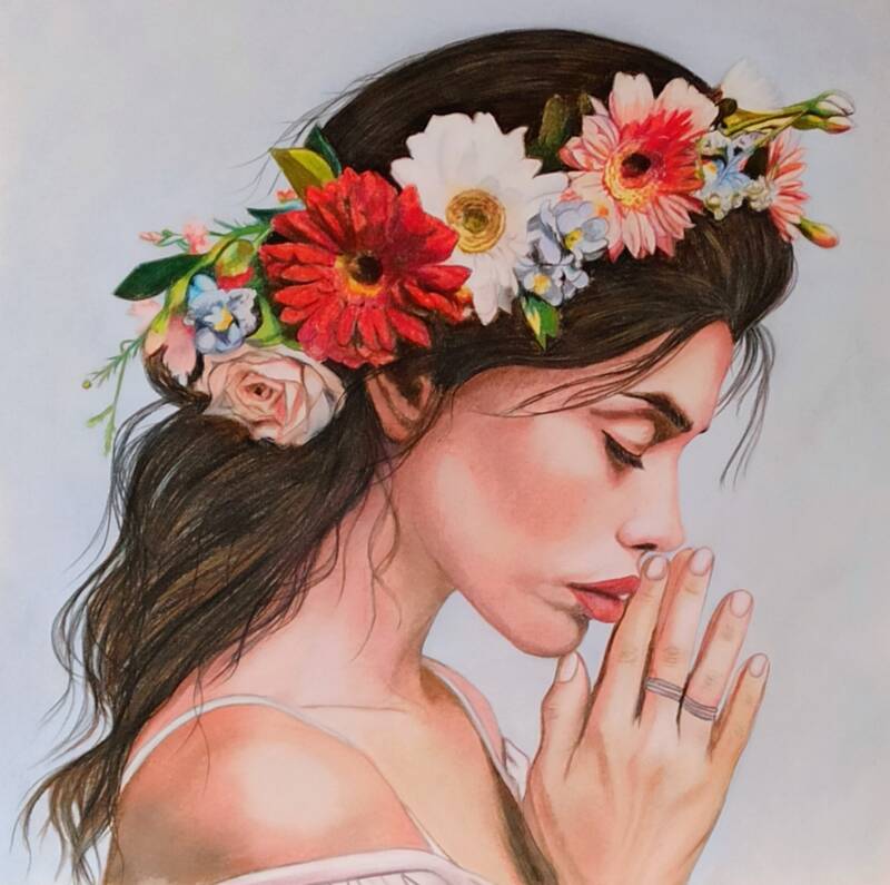 La preghiera - ritratto di donna di profilo con corona di gerbere rosse e bianche e mani giunte in preghiera, pastello su cartone