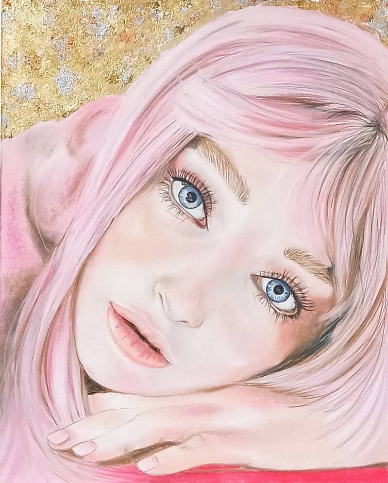 Pink Lady - ritratto di donna con capelli rosa pastello e grandi occhi azzurri su fondo dorato