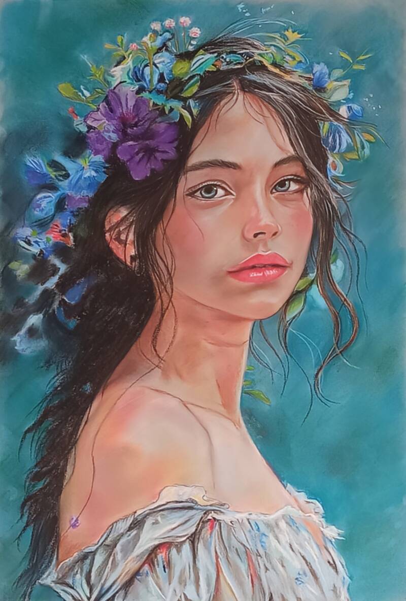 Tra sogno e realtà - ritratto di donna con corona di fiori viola e blu su fondo turchese, pastello soft