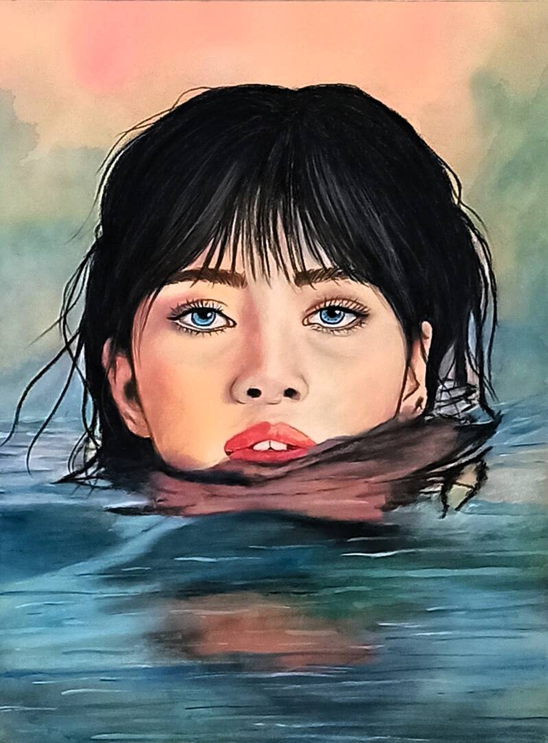 Occhi blu come il mare - ritratto di donna con capelli neri immersa nell'acqua, occhi azzurri, pastello e acquerello su cartone