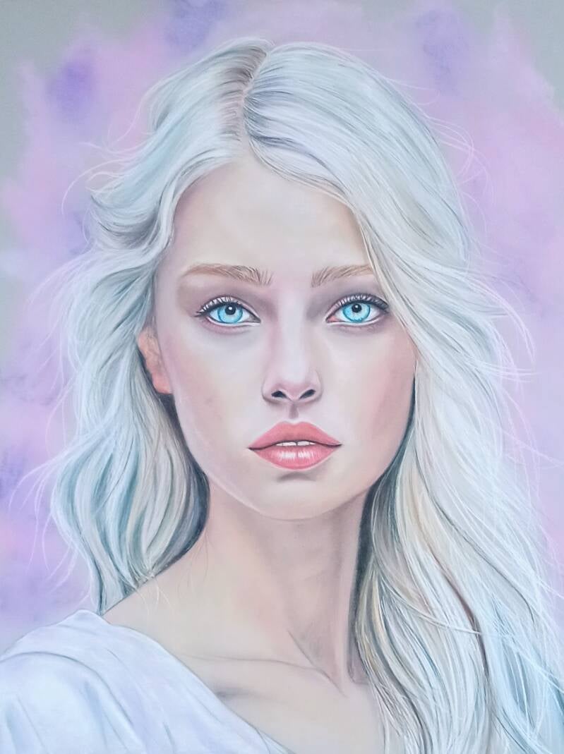 Sogni Eterei - ritratto di donna con capelli platino e occhi azzurri su fondo rosa lilla, pastello soft su cartone