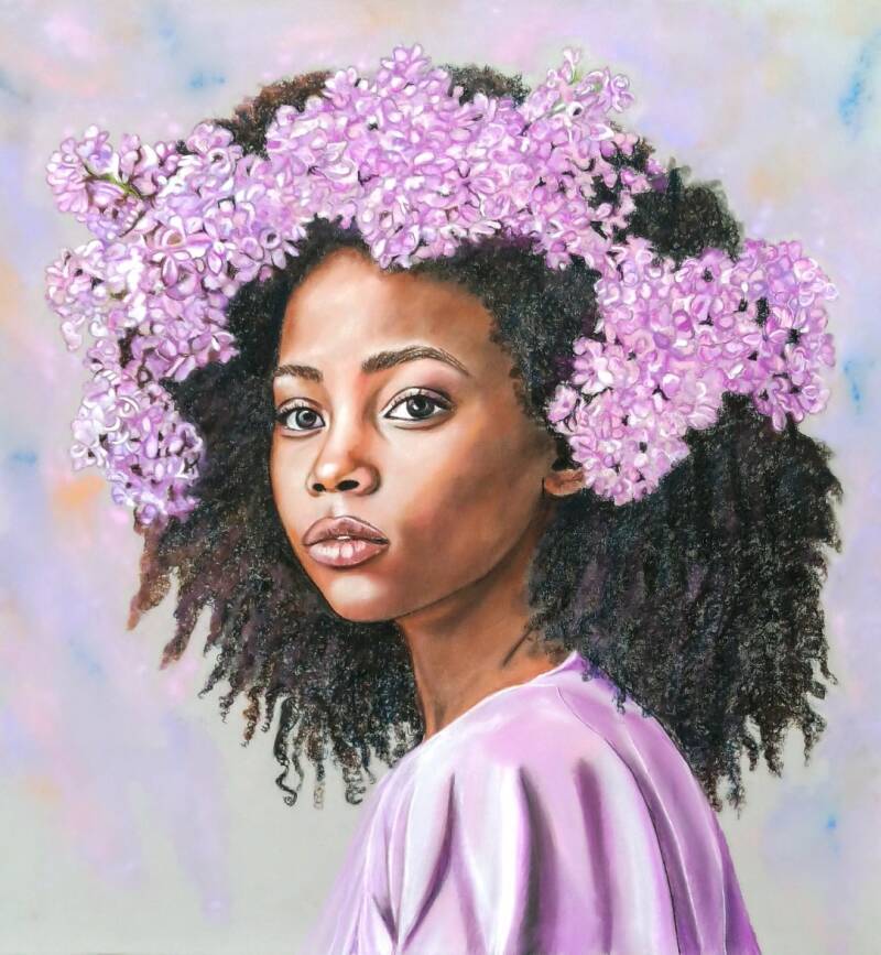 Violet - ritratto di donna con capelli afro e corona di fiori lilla, pastello soft su cartone