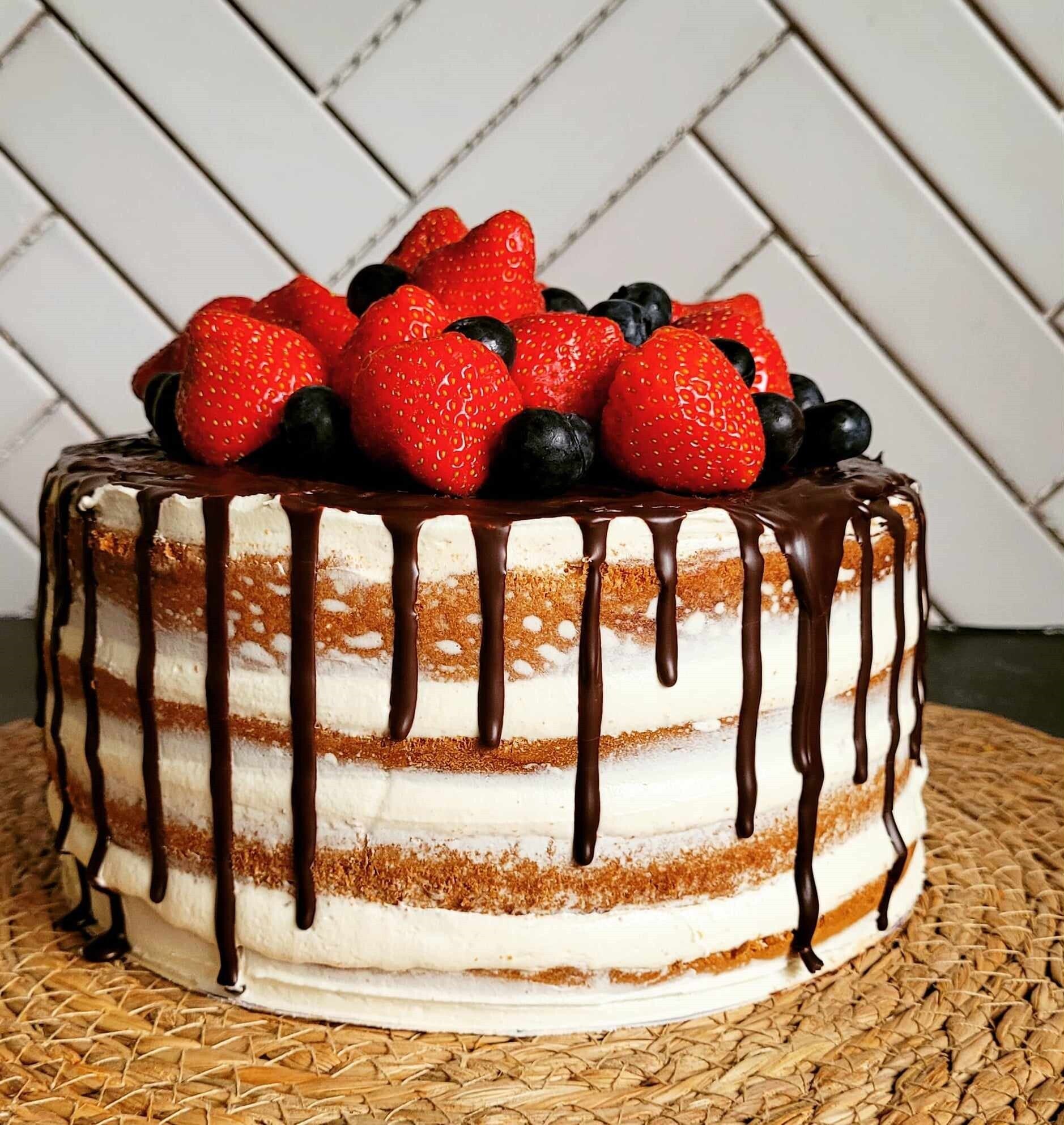 Naked cake met rode vruchten