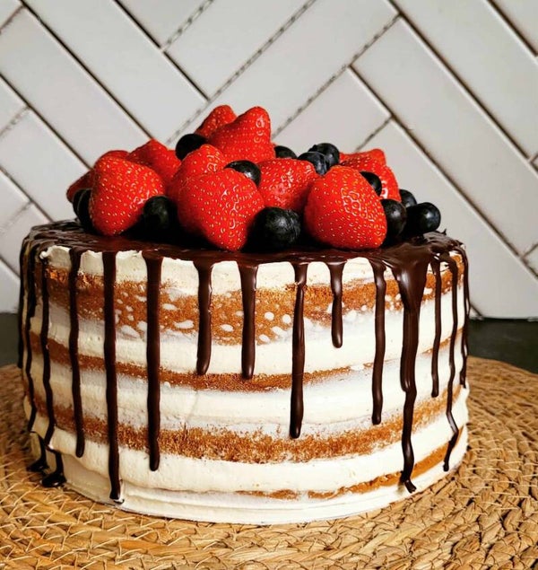Naked cake met rode vruchten