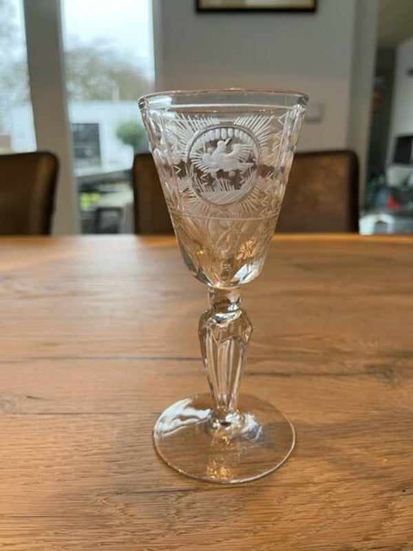 Antiek gegraveerd wijn glas - Duif - 18e eeuw