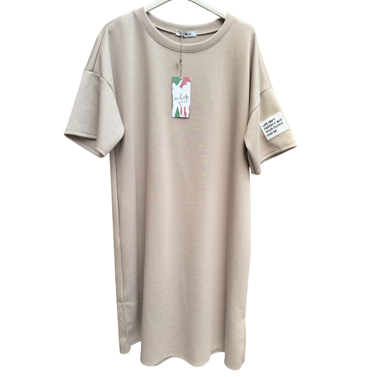 Taupe shirt/jurkje "Life isn't perfect" one size