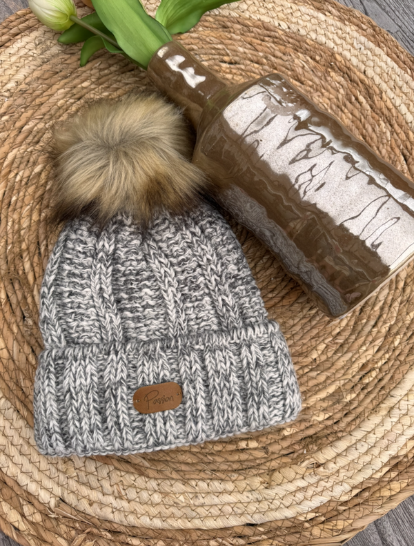 Gemeleerde grijze warme wintermuts met pompom