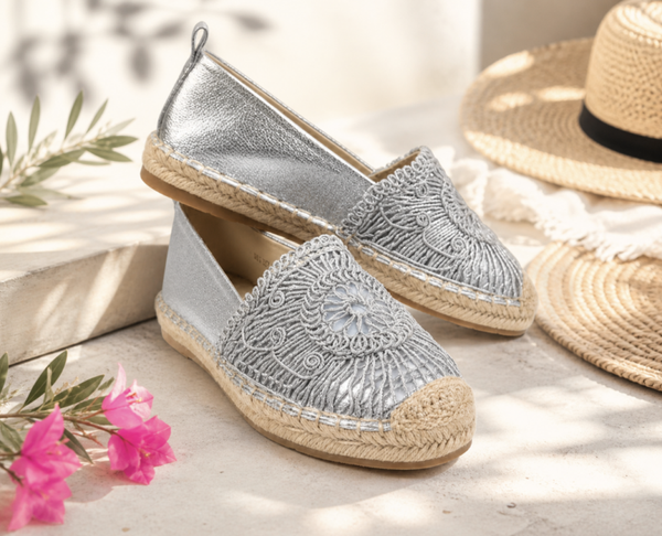 ACTIE ‼️ Zilveren espadrilles met sierlijk borduurdetail