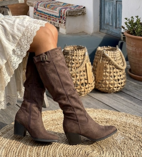 Hoge bruine suèdine cowboylaarzen