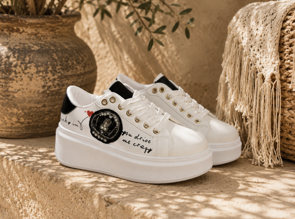 Witte Sneakers met Kroon Embleem & Script Print
