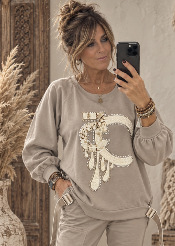 Stijlvolle Beige Sweater met Luxe Embleem & Gespdetails, 1 maat draagbaar t/m 44