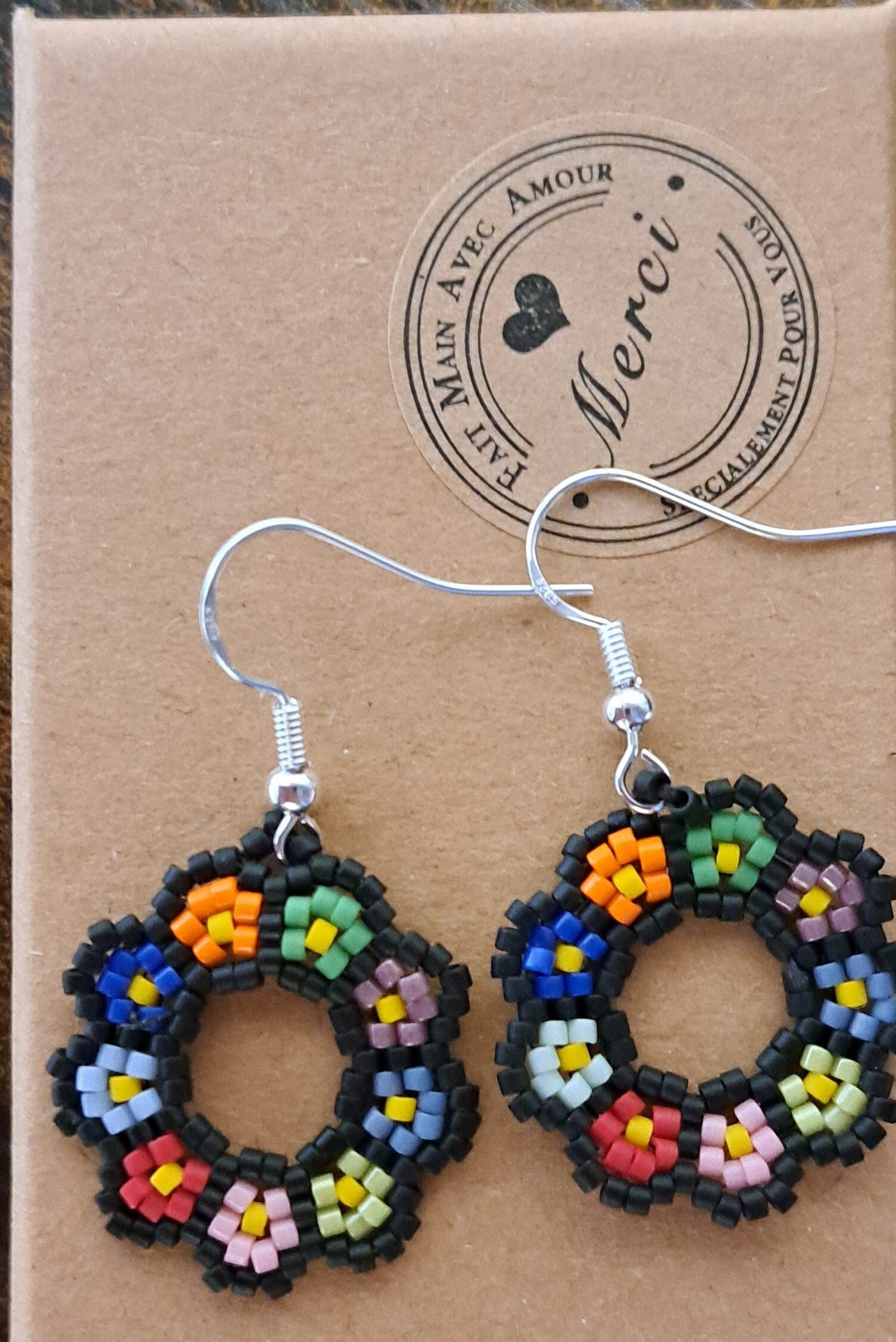 Boucles d'oreilles crochets en argents , Tressages  en rond avec fleurs multicolores