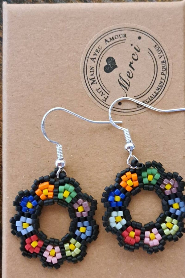 Boucles d'oreilles crochets en argents , Tressages  en rond avec fleurs multicolores