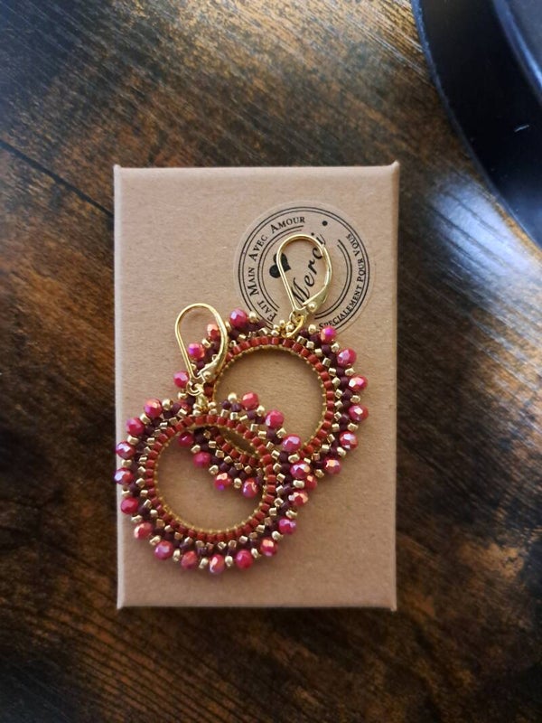 Boucles d'oreilles dormeuses en argents 925 dorées  , tressages sur perles miyukis avec perles de rocailles ,tons bordeaux