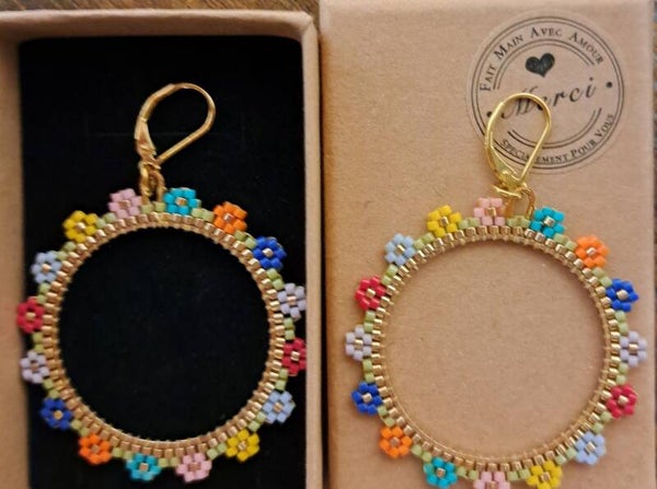 Boucles d'oreilles dormeuses argents dorées , diamètres 4 cm, perles miyukis, fait main