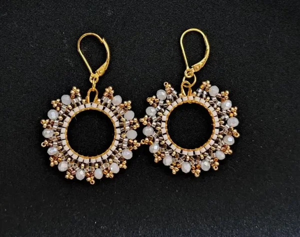 Boucles d'oreilles, dormeuse en argents 925 dorés , tressages perles miyukis tons pastels blanc dorés