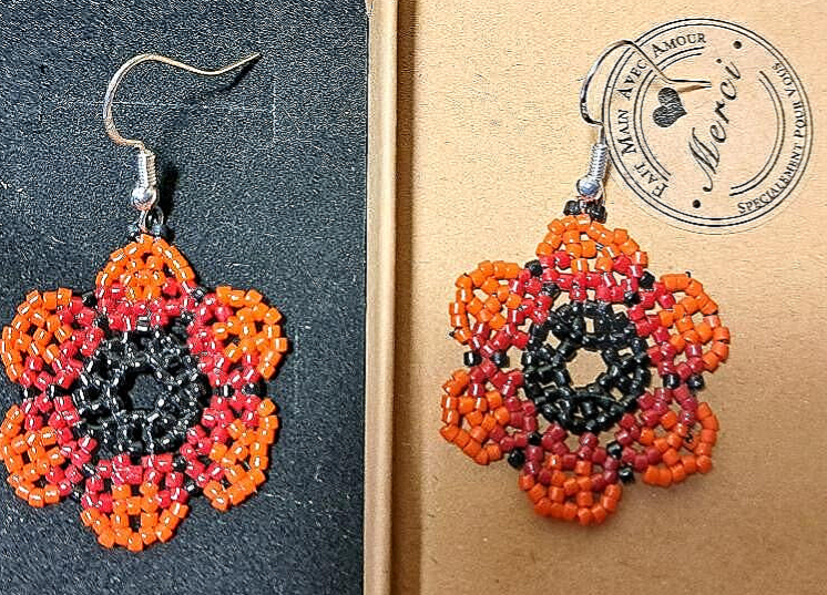 Boucles d'oreilles crochets en argents , Tressages perles miyukis , fleurs noirs et rouges
