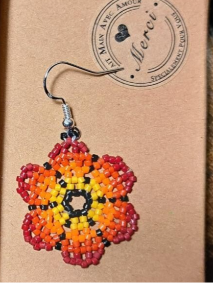 Boucles d'oreilles crochets en argents , Tressages perles miyukis , fleurs oranges et rouges