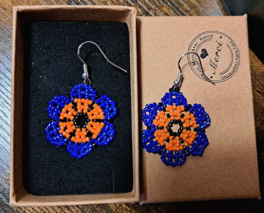 Boucles d'oreilles crochets en argents , Tressages perles miyukis , fleurs bleues marines et oranges