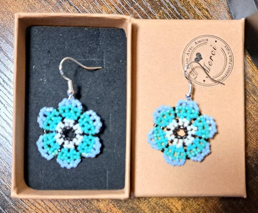 Boucles d'oreilles crochets en argents , Tressages perles miyukis , fleurs bleus et verts  pastels