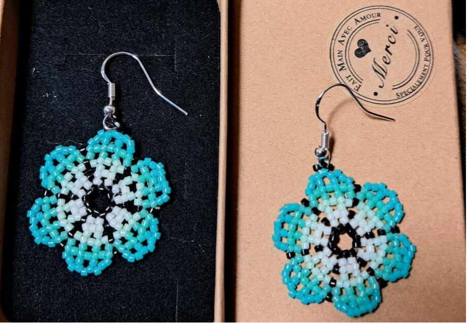 Boucles d'oreilles crochets en argents , Tressages perles miyukis , fleurs bleues vertes pastels vert