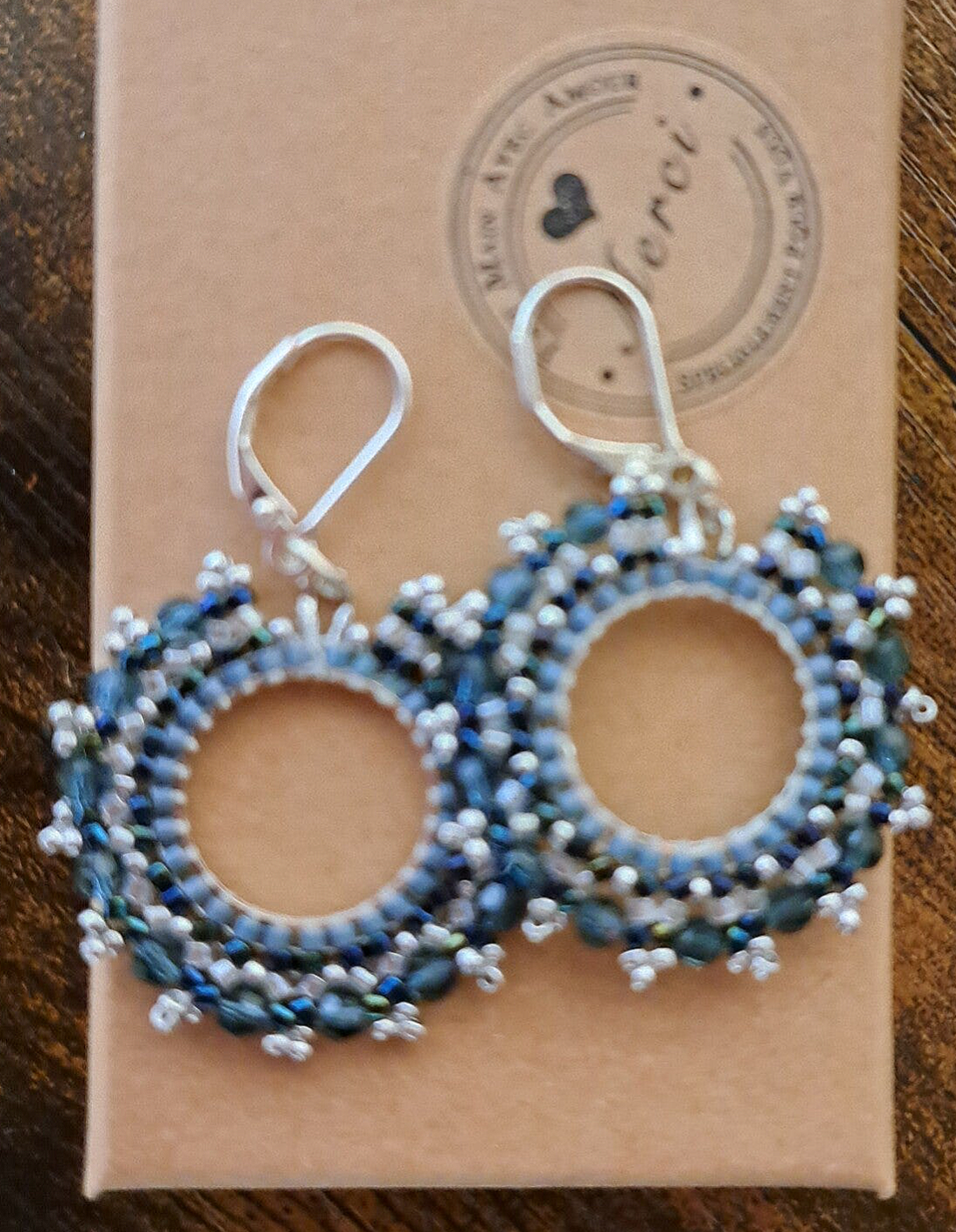 Boucles d'oreilles dormeuses en argents 925  , tressages sur perles miyukis avec perles de rocailles ,tons bleus et noirs