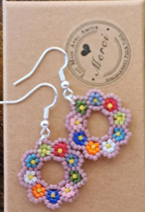 Boucles d'oreilles crochets en argents , Tressages  en rond avec fleurs multicolores
