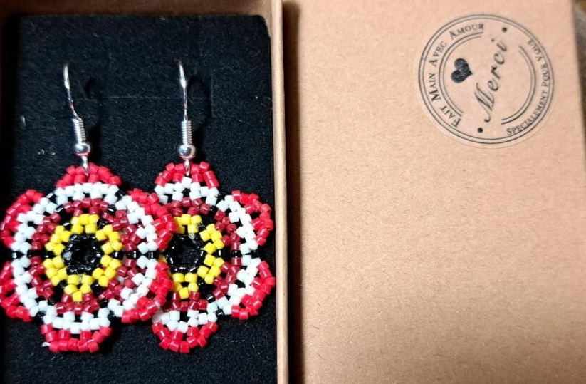 Boucles d'oreilles crochets en argents , Tressages perles miyukis , fleurs rouge blanches