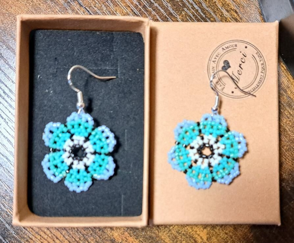 Boucles d'oreilles crochets en argents , Tressages perles miyukis , fleurs bleus et verts  pastels