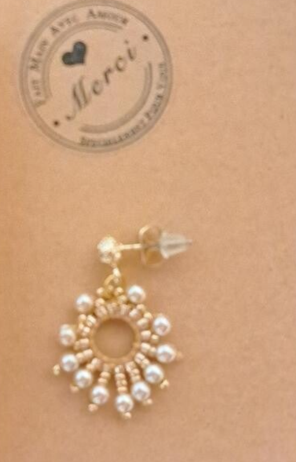 Boucles d'oreilles clous , perles nacrées bonnes qualitées, Tressages miyukis, fait main