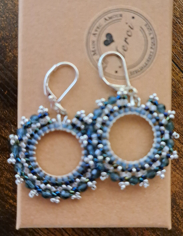 Boucles d'oreilles dormeuses en argents 925  , tressages sur perles miyukis avec perles de rocailles ,tons bleus et noirs