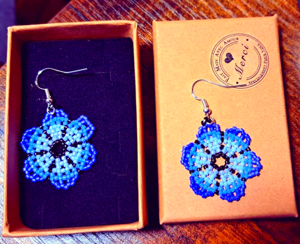 boucles d'oreilles crochets en argents 925 , Tressage Miyukis, fleurs bleues