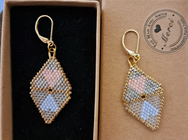 Boucles d'oreilles dormeuses argents 925 dorées , Tressages perles miyukis , theme naissance transparence et  coeur bleu et rose