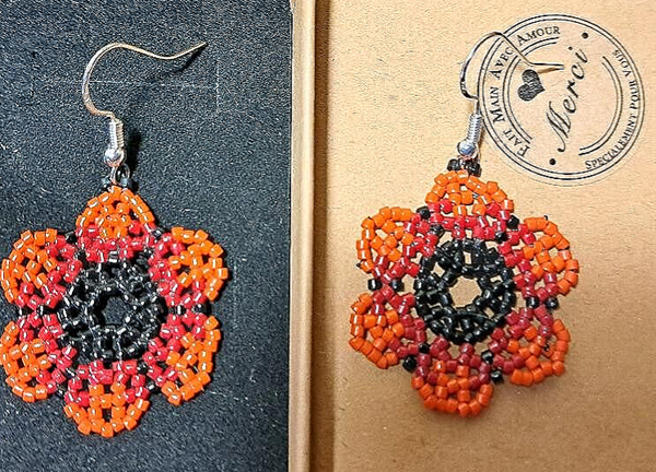 Boucles d'oreilles crochets en argents , Tressages perles miyukis , fleurs noirs et rouges
