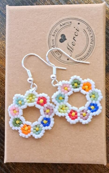 Boucles d'oreilles crochets en argents , Tressages  en rond avec fleurs multicolores