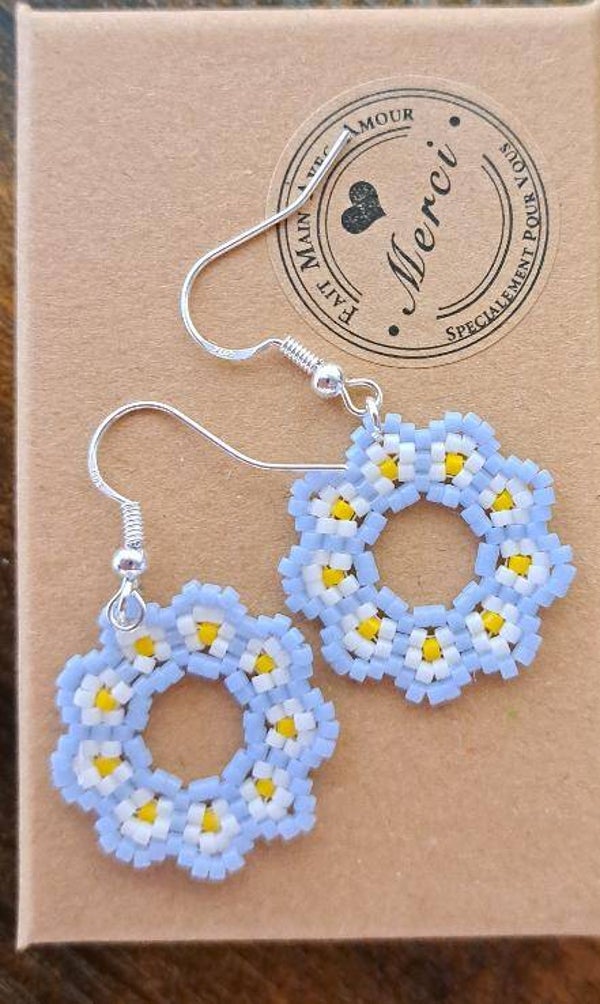 Boucles d'oreilles crochets en argents , Tressages perles miyukis , fleurs bleu ciel ,