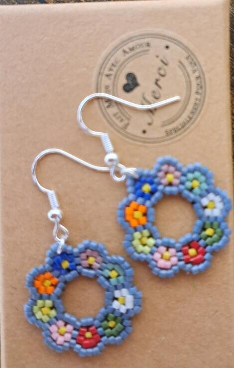 Boucles d'oreilles crochets en argents , Tressages  en rond avec fleurs multicolores