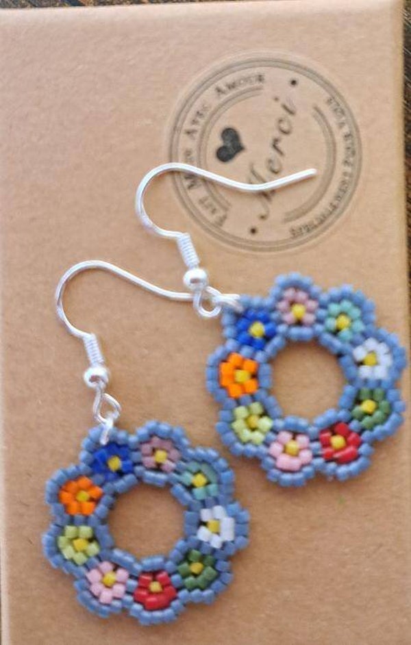 Boucles d'oreilles crochets en argents , Tressages  en rond avec fleurs multicolores