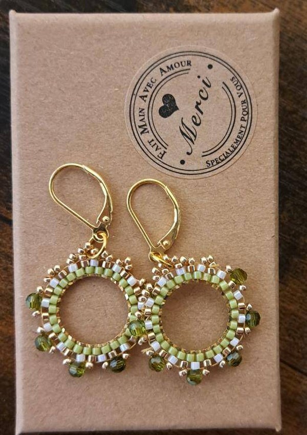 Boucles d'oreilles dormeuses en argents dorées  , tressages sur perles miyukis avec perles de rocailles ,  cm diamètre, ton de couleur verts, diamètre  2 cm