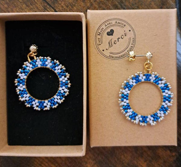 Boucles d'oeilles clous martelés hypo allergènes , diamètre 3 cm ,Tressages miyukis tons bleus et blancs