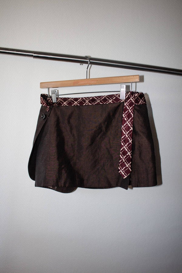 Mini-jupe taille basse cravate