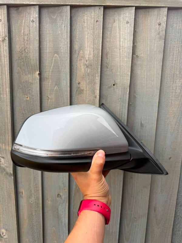 BMW X1 F48 RIGHT DRIVER SIDE WING MIRROR GENUINE / 5 PIN POWER FOLDING / SILVER