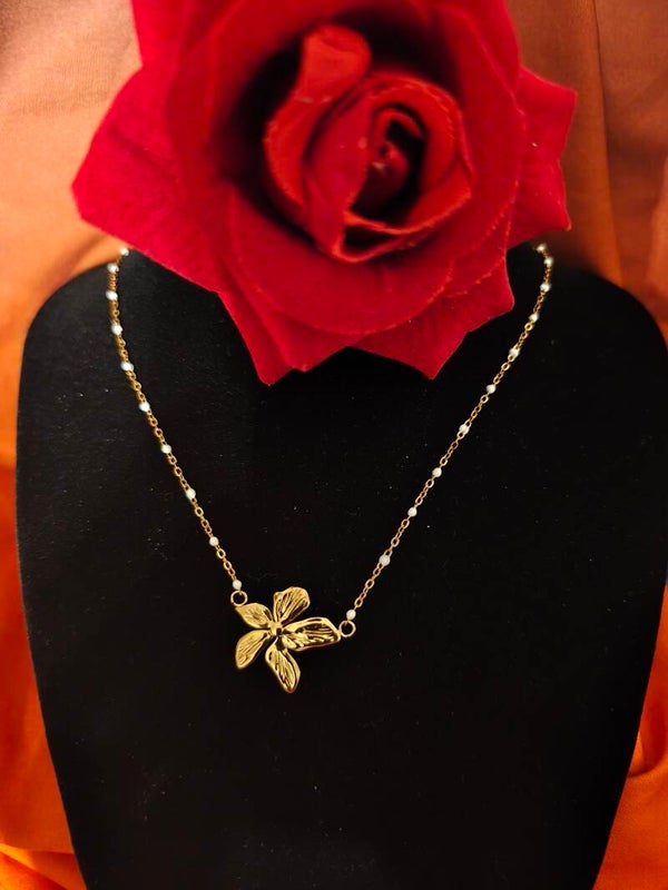 Collier fleur perle blanche