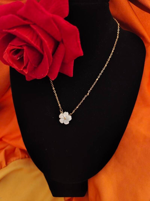 Collier fleur blanche