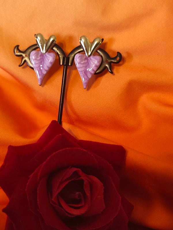 Boucles d'oreille coeur rose violet.