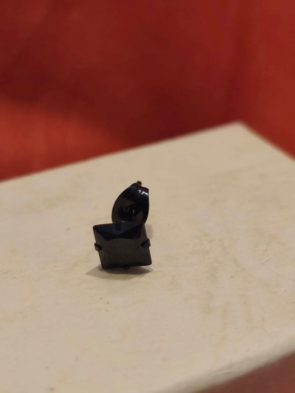 Piercing d'oreille homme noir