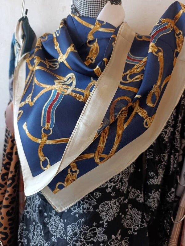 foulard Effet soie Chaînes Dorées élègant.